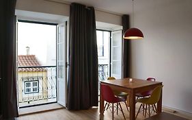 Two Bedroom Apt In Historic Location! Close To The River